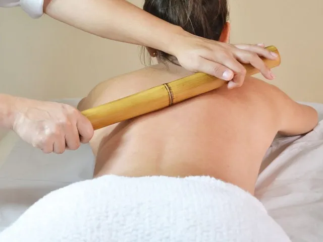 massagem com bambus nas costas