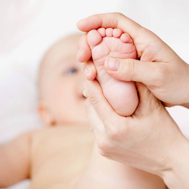 massagem nos pés do bebê